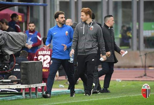 Guille Abascal y su preparador físico, Carlos María Valle, momentos antes del debut en la Serie B