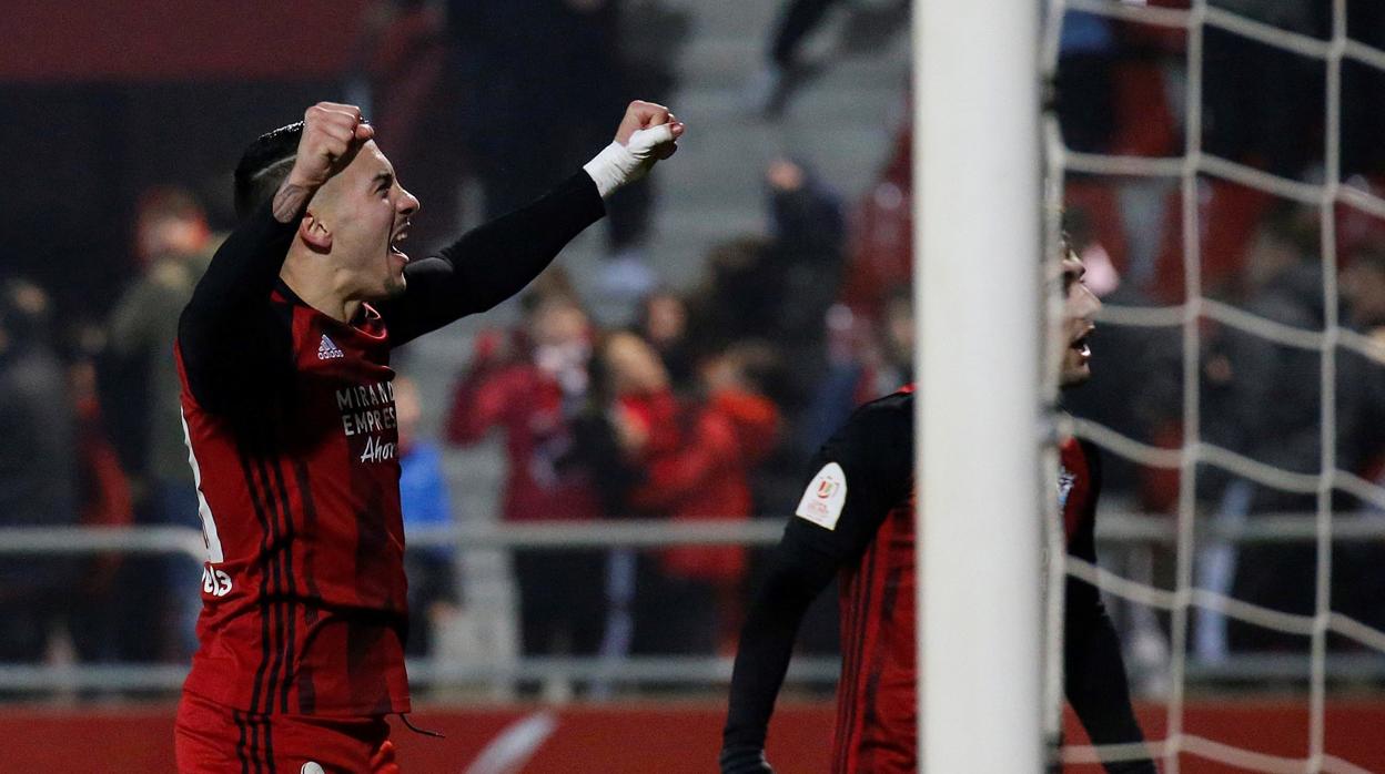 Antonio Sánchez celebra el cuarto gol del Mirandés