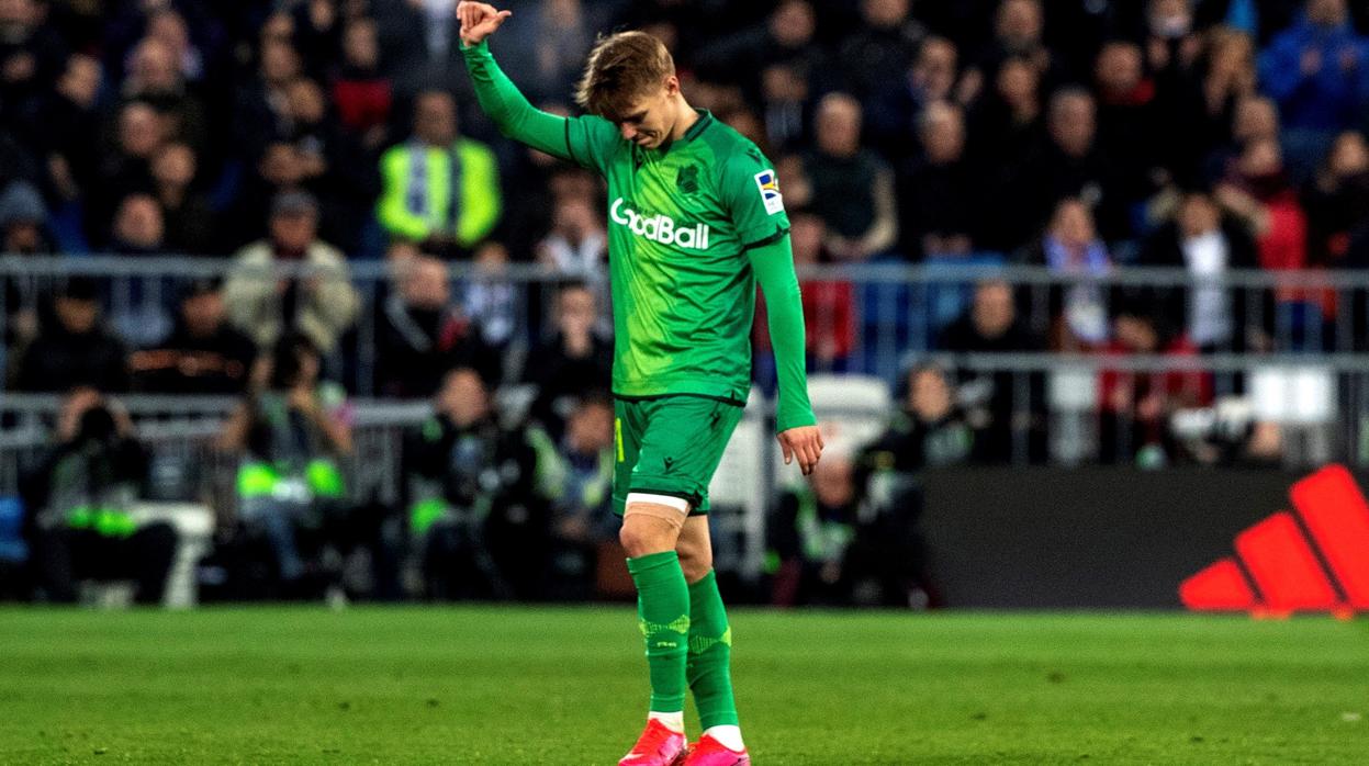 Martin Odegaard saluda a la afición en el momento de abandonar el terreno de juego del Bernabéu