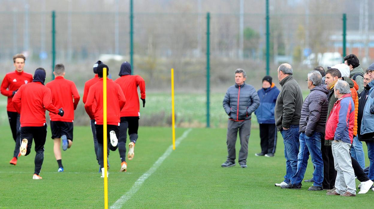 Varios aficionados del Mirandés, ayer durante el entrenamiento del equipo