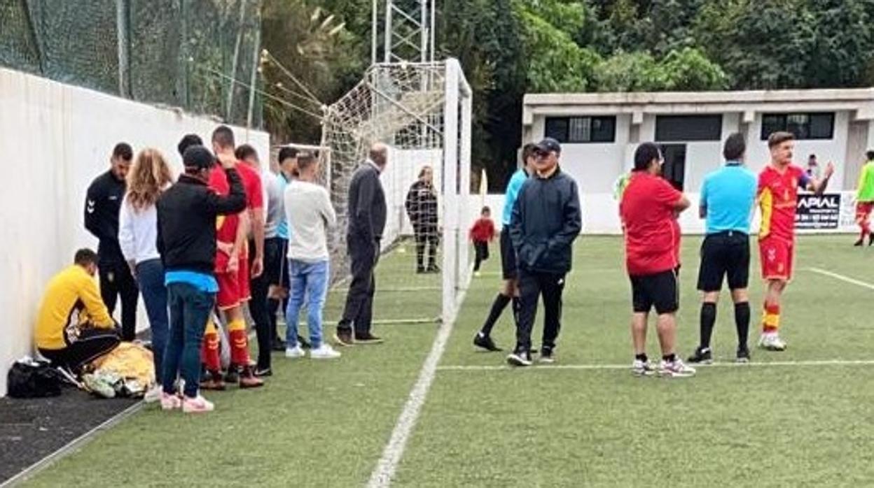 Saúl, jugador de la cantera de la UD las Palmas, tirado detrás de una portería esperando la ambulancia