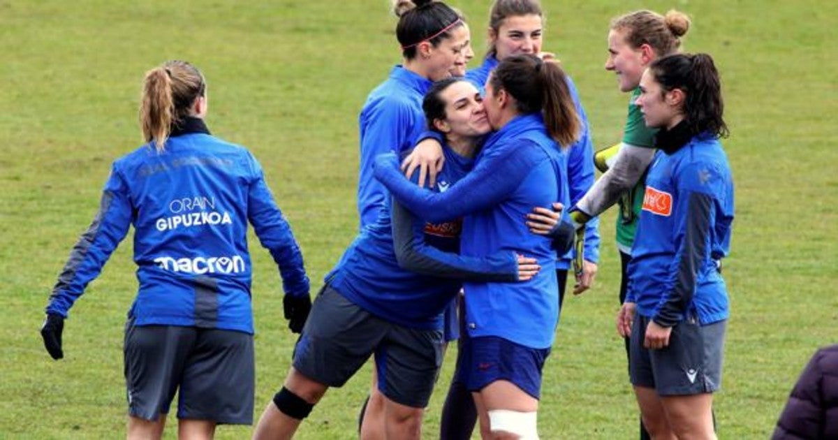 Jugadoras de la Real y del Barça se saludan en el entrenamiento