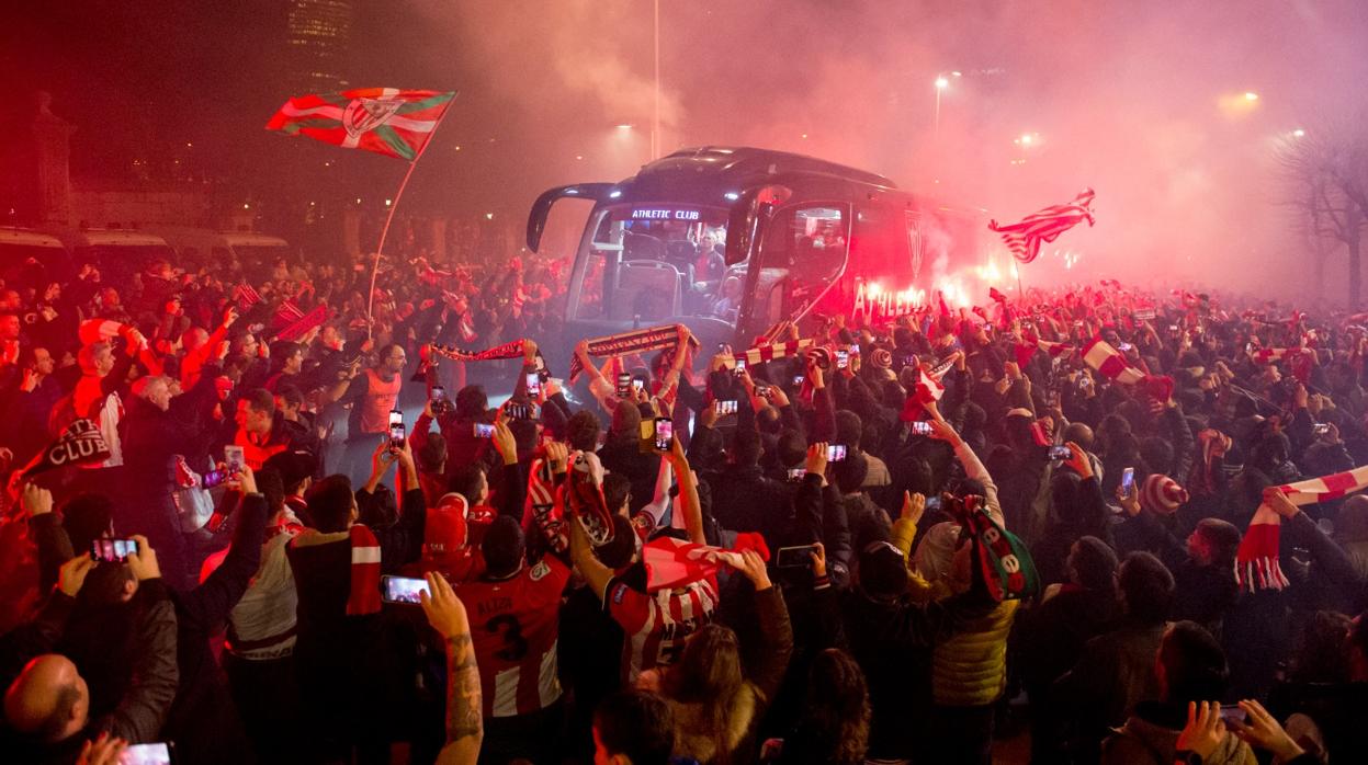 Así ha sido la espectacular llegada del autobús del Athletic a San Mamés