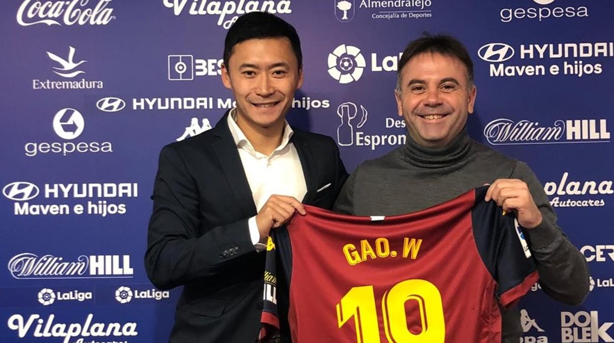 Leilei Gao sujeta su camiseta, con el número 19, junto al presidente, Manuel Franganillo