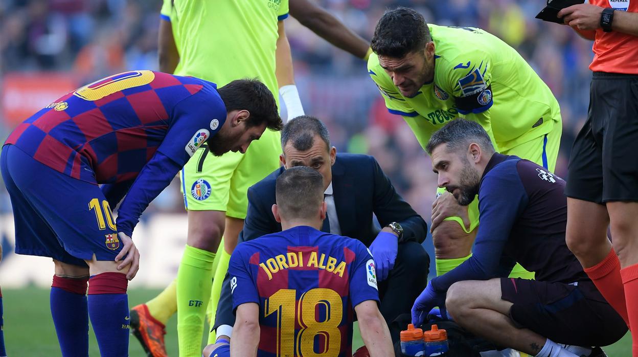 Jordi Alba, atebdido sobre el terreno de juego por los médicos del Barcelona