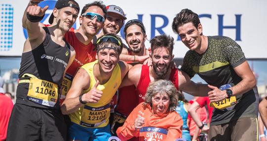 Eric y Silvia posan con unos amigos en la llegada a meta del Maratón de Barcelona