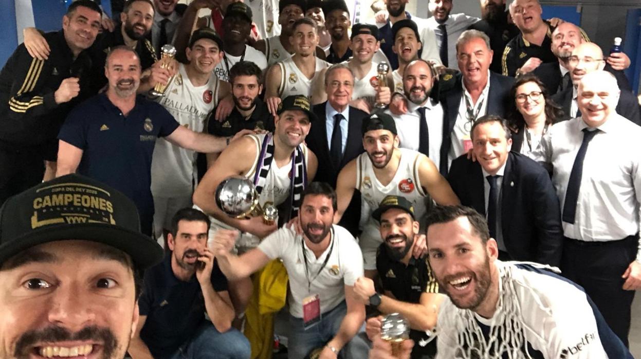 Foto de familia del Real Madrid en su vestuario tras ganar la Copa del Rey ante el Unicaja Málaga