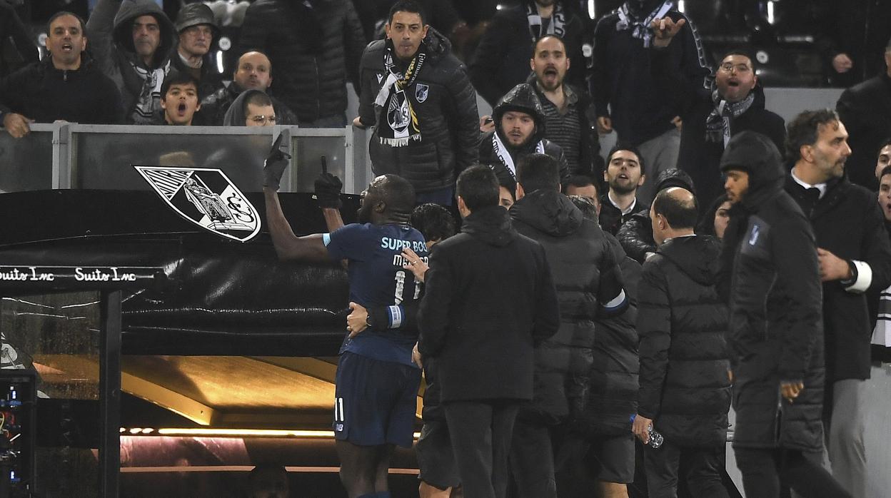 Marega hace gestos a los aficionados que le insultaron