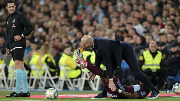 Zinedine Zidane acabó por los suelos tras un fuerte golpe con Aidoo