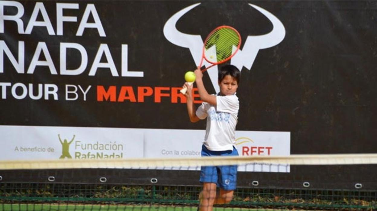 Un jugador completa un revés durante un partido del Rafa Nadal Tour