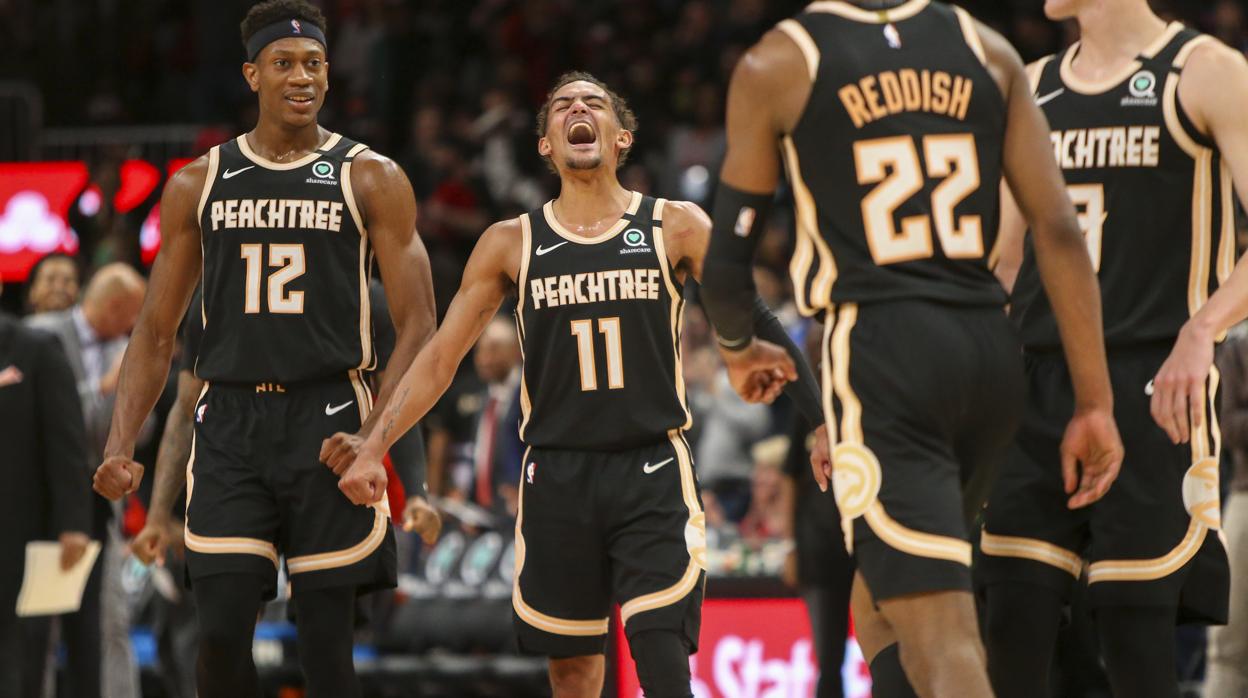 Trae Young celebra una de sus canastas