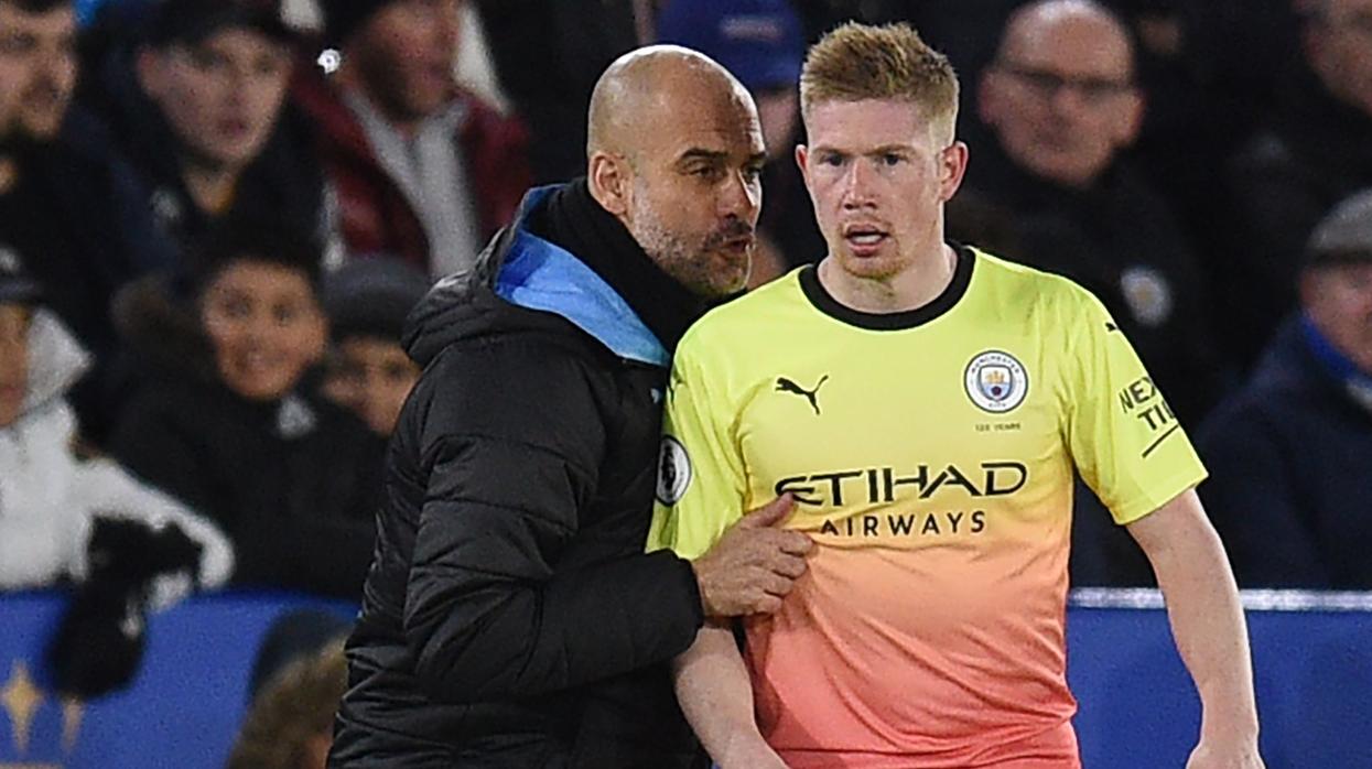 De Bruyne, con Guardiola durante un partido