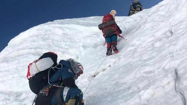 Avalanchas, nieve y viento: así está siendo el ataque final a la cumbre del Everest en invierno