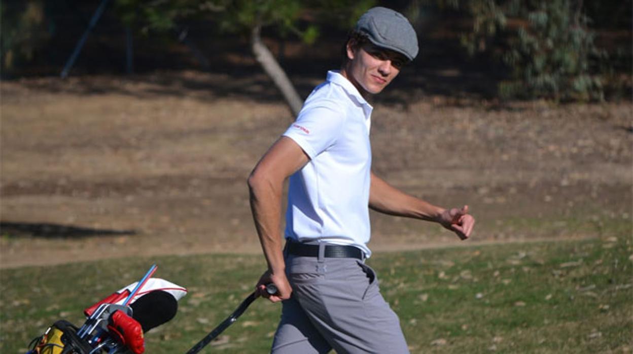 Rodrigo Martín hace una señal positiva durante su recorrido en el Real Club Sevilla Golf