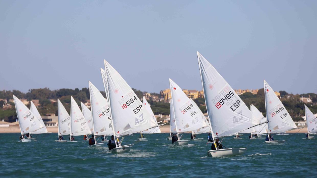 Primeros líderes de la Semana Andaluza en la bahía de Cádiz