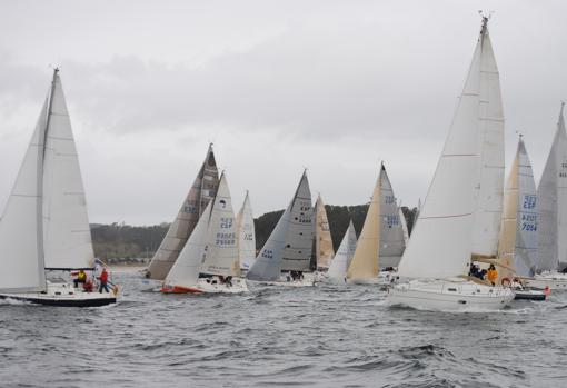 La flota de la Regata Interclubes se luce en la Ría de Pontevedra