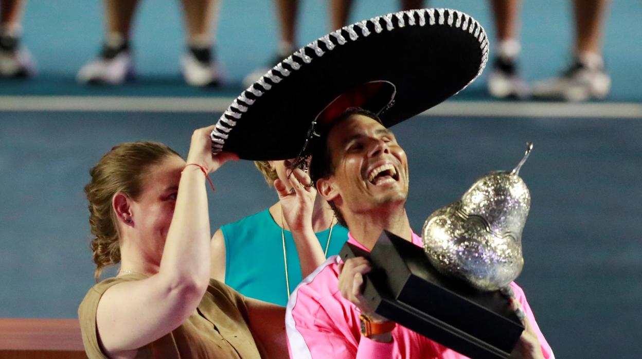 Nadal sonríe mientras le colocan el sombrero de charro y alza el Guaje de Plata como campeón