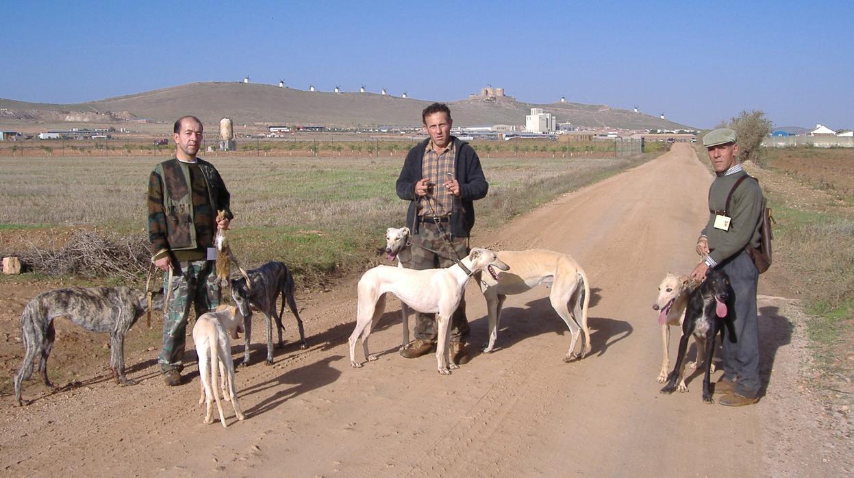 Un grupo de cazadores acompañdos por sus galgos