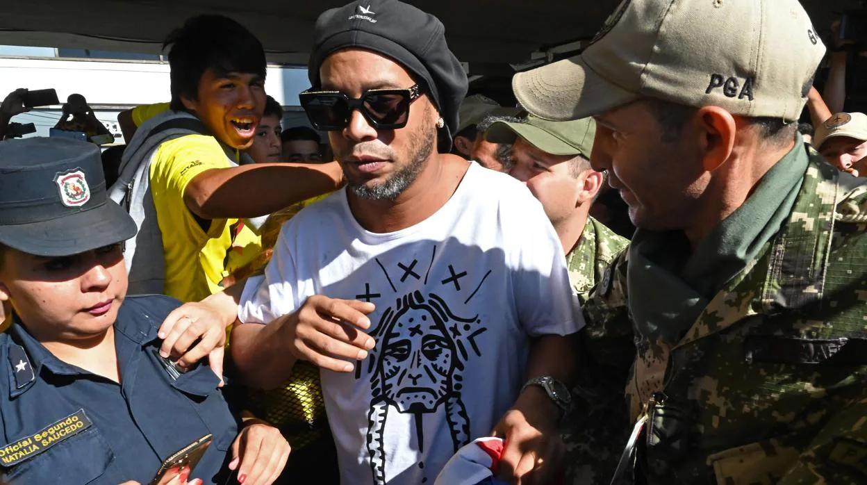 Ordenan el arresto de Ronaldinho por ingresar con un pasaporte falso en Paraguay