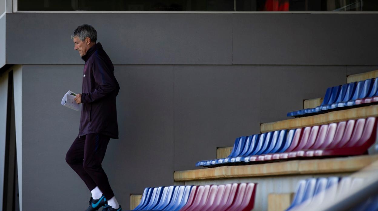 Quique Setién se dirige al campo de entrenaiento