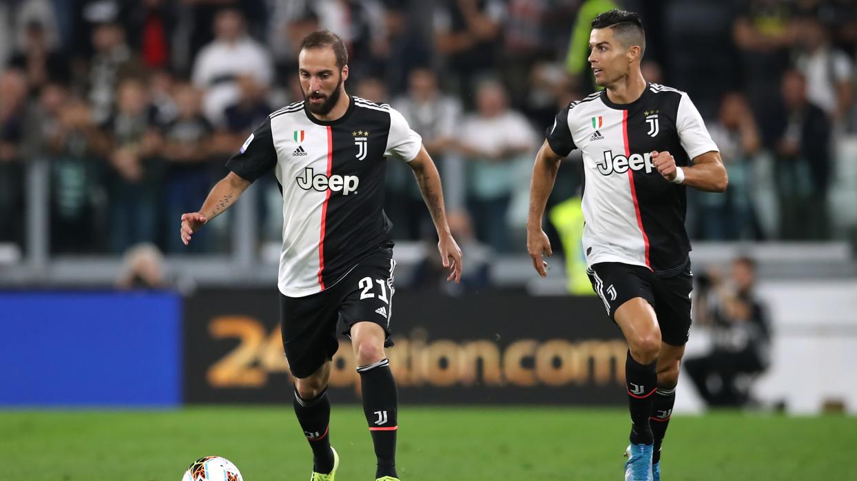 Higuaín y Cristiano Ronaldo, jugadores de la Juventus