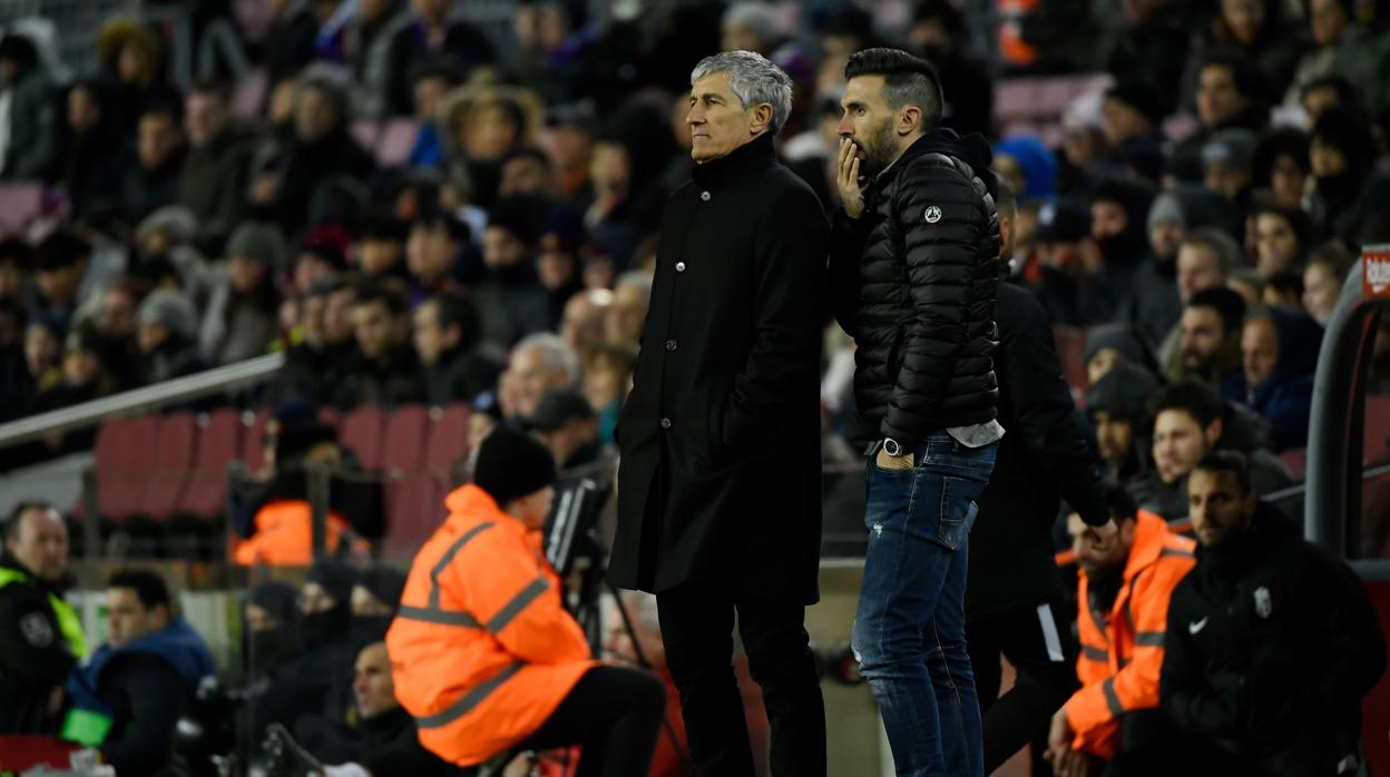 Quique Setién y Eder Sarabia durante un partido del Barcelona