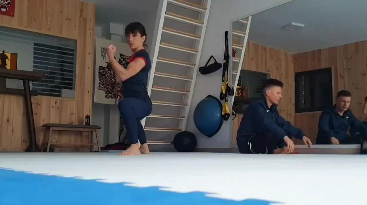 Sandra Sánchez, karateca clasificada para Tokio, junto a su entrenador y marido en su casa