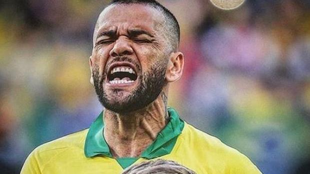 La dura crítica de Dani Alves a Bolsonaro, que llamó «gripecita» al coronavirus