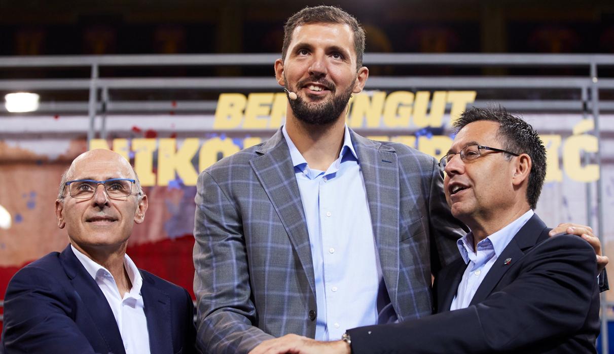 Mirotic, entre Bartomeu y Joan Bladé el día de su presentación con el Barcelona