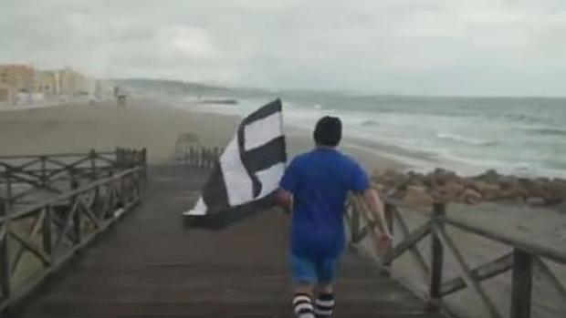 La historia del hincha de Segunda B que va corriendo a los estadios rivales para animar a su equipo