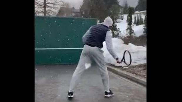 El vídeo de Federer que cautiva a las redes: así practica sus trucos bajo la nieve