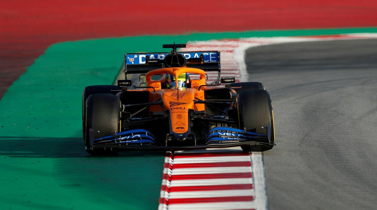 Lando Norris, con su McLaren en Montmeló