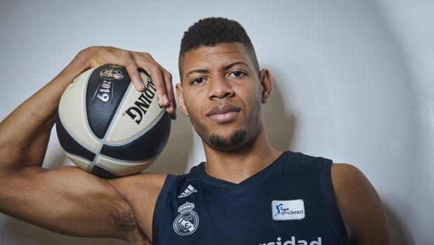 Edy Tavares, un gigante también fuera de la cancha