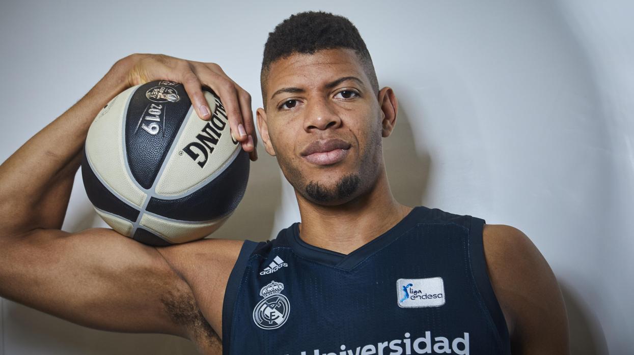 Edy Tavares, un gigante también fuera de la cancha