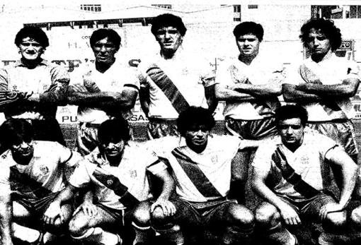 Un once inicial del Hospitalet, que acabó descendiendo aquella temporada