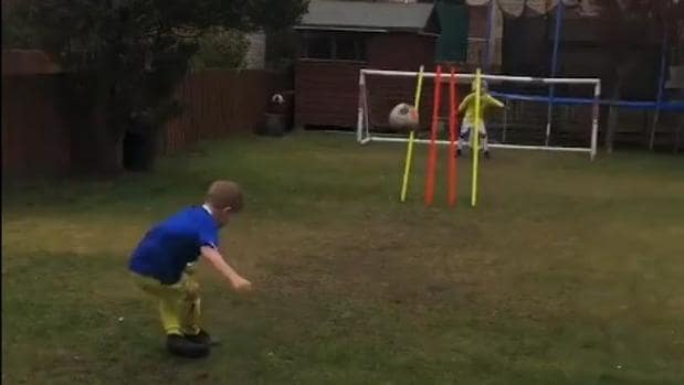 Un niño calca los mejores goles de la historia en el jardín de su casa