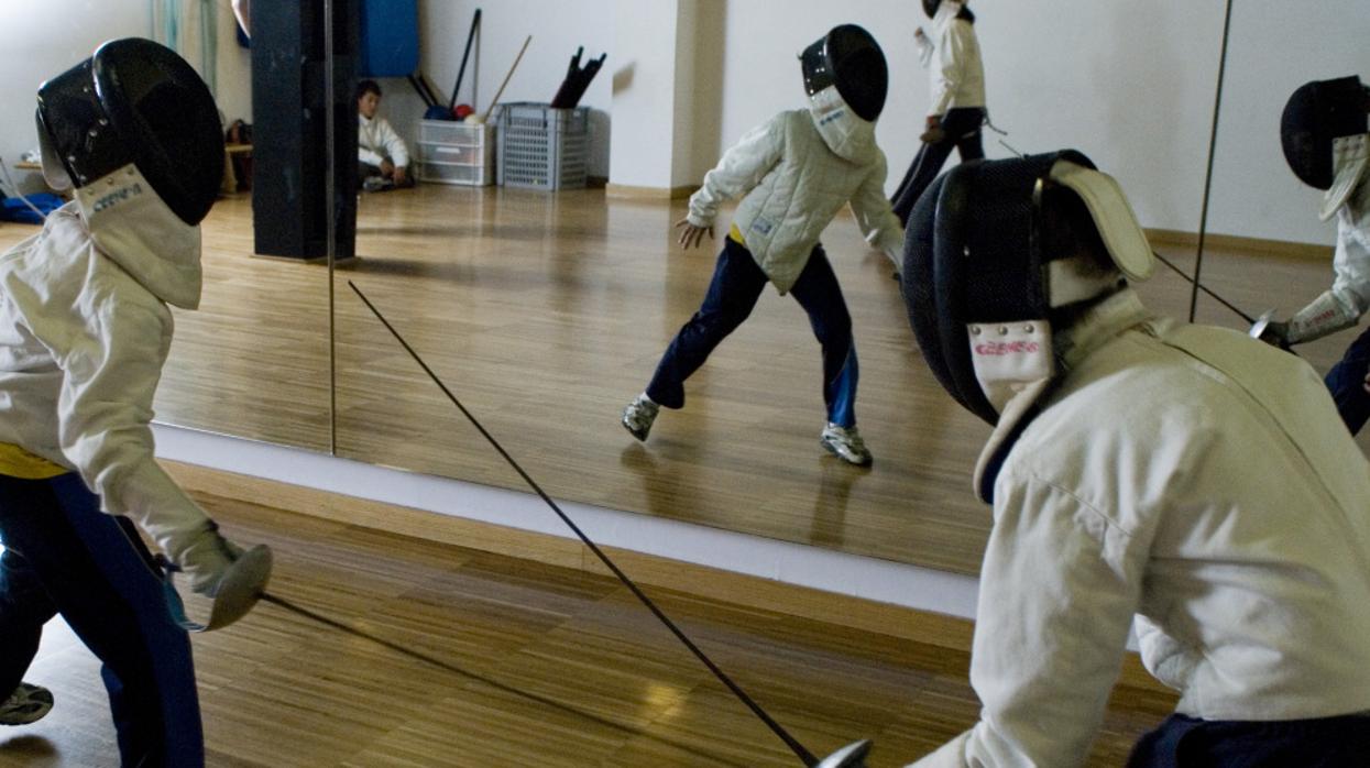 Clase de esqrima en una escuela deportiva