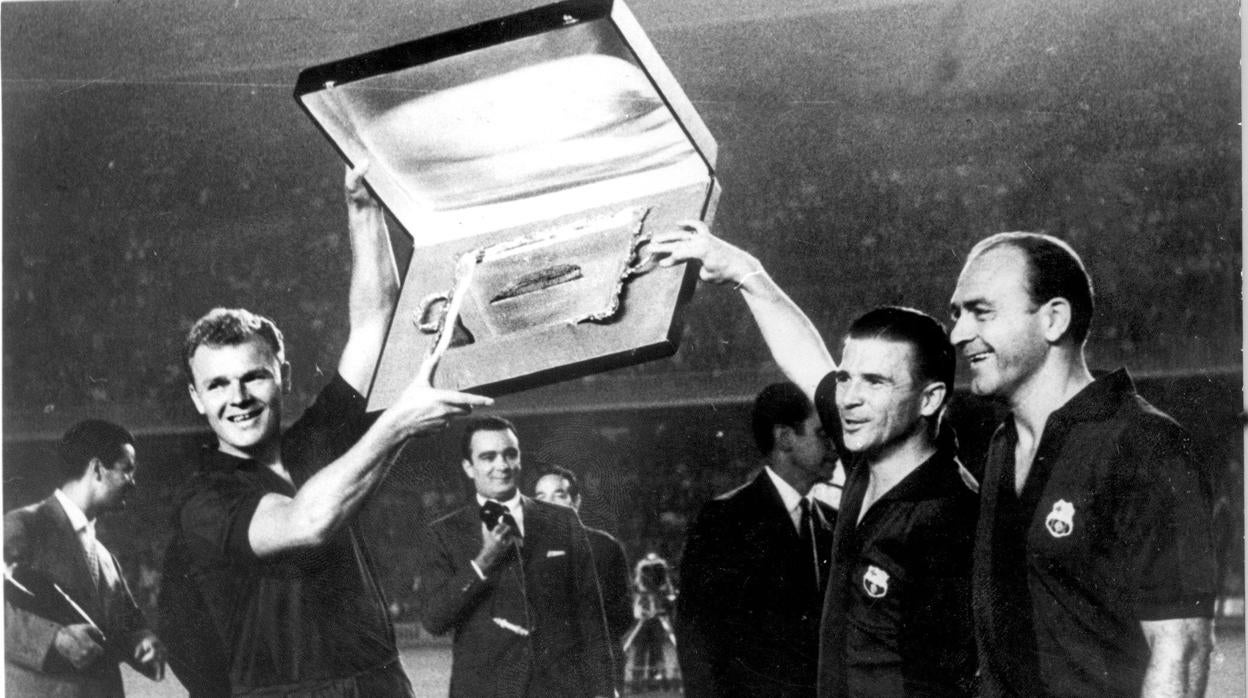 Puskas y Di Stéfano, con la camiseta del Barcelona, en el homenaje a Kubala