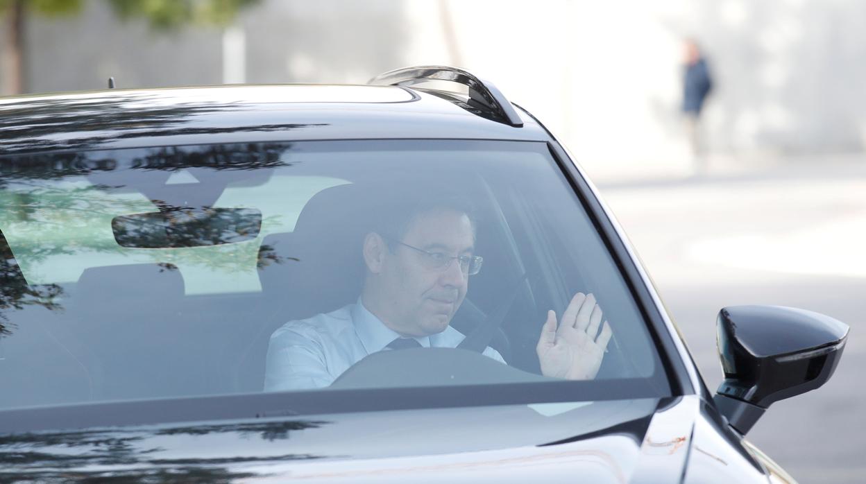 Bartomeu sale en su coche de la Cudad Deportiva