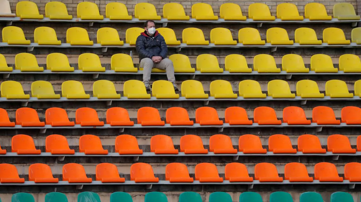 Un solitario aficionado en la grada de un estadio