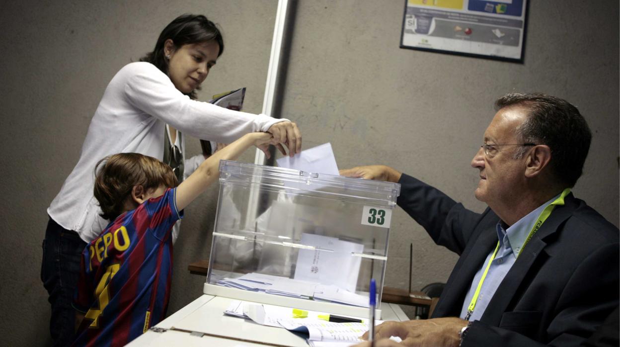 Una socia del Barcelona vota en el Camp Nou en ls últimas elecciones