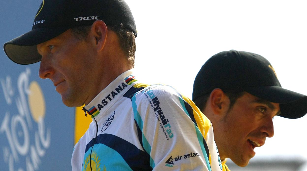 Armstrong y Contador en el podio de París en 2009