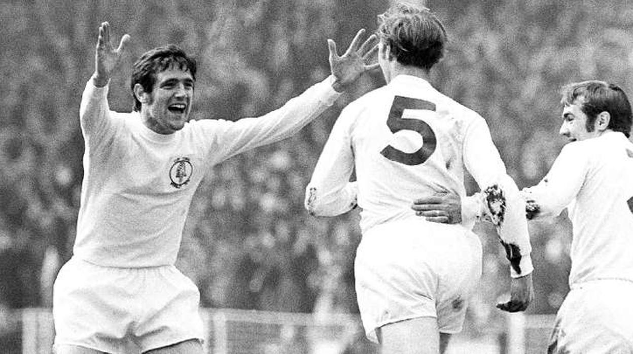 Norman Hunter, campeón del mundo en Inglaterra 1966, celebra un gol con el Leeds