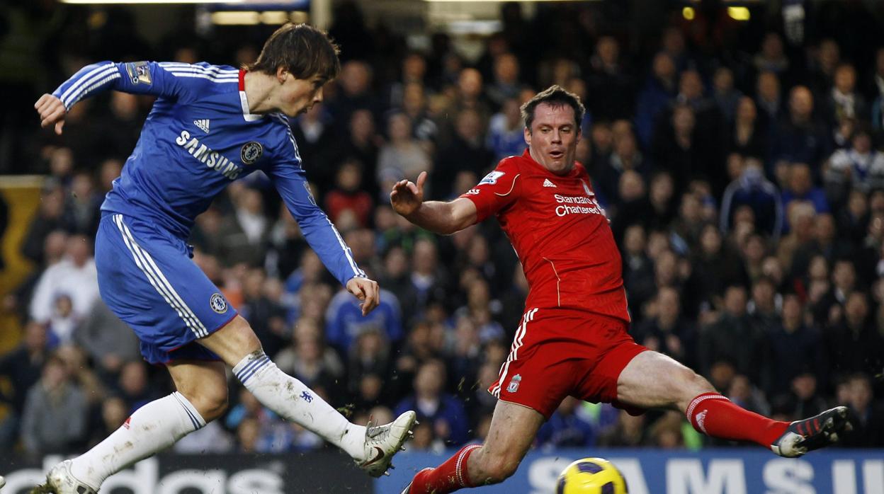 Torres dispara frente a Carragher en un partido entre Liverpool y Chelsea de 2012