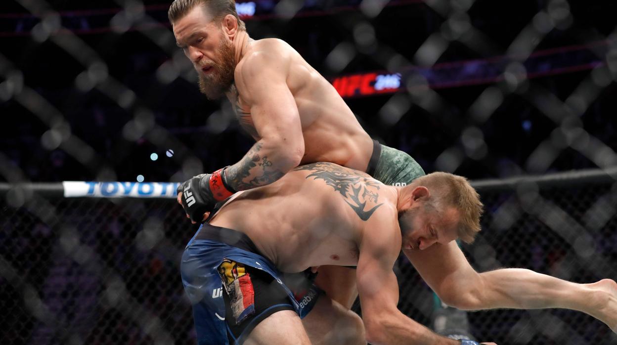 Conor McGregor, la superestrella de la UFC, en plena acción frente a Donald Cerrone