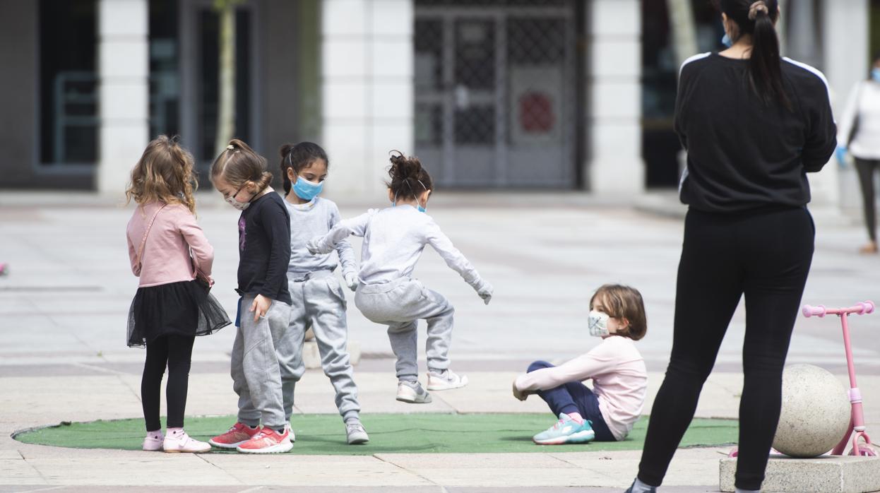 Un grupo de niños jugando juntos