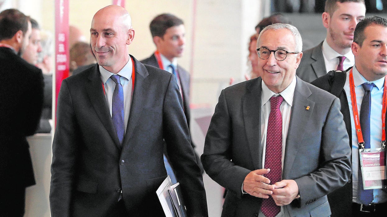 Rubiales, presidente de la federación de fútbol, junto a Alejandro Blanco, presidente del COE