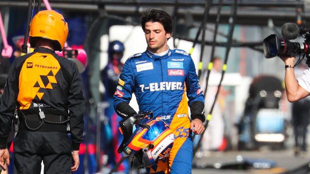 Italia ya ve a Carlos Sainz vestido de rojo Ferrari: «Ha ganado la batalla a Ricciardo»