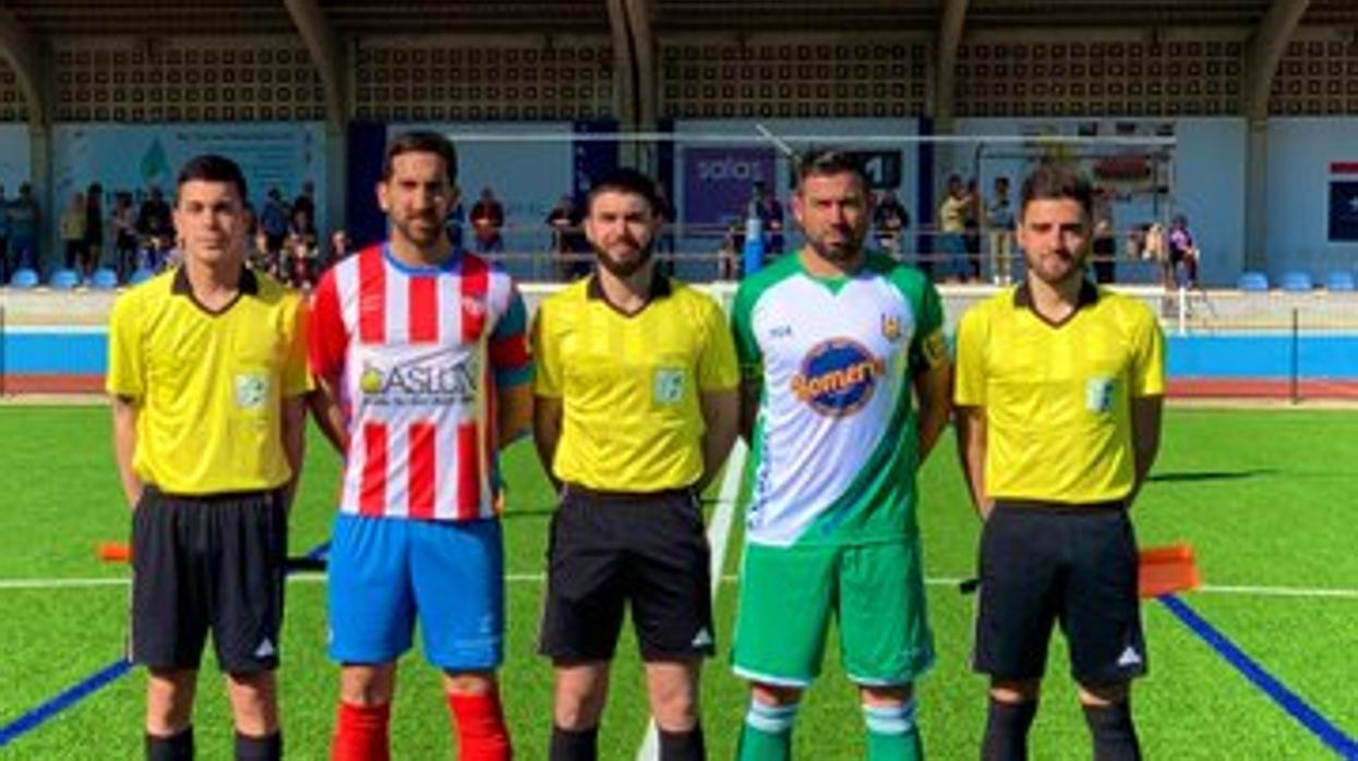 Los capitanes de la U. D. Morón C. F. y de la P. D. Rociera posan junto al trío arbitral en el duelo que disputaron en tierras moroneras el pasado mes de febrero y que se saldó con victoria (0-2) de los nazarenos