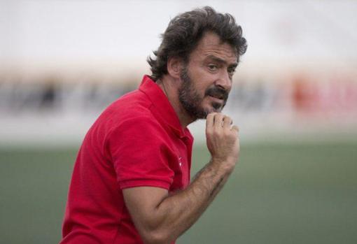 Jesús Galván, entrenador del Utrera, en un partido de esta campaña